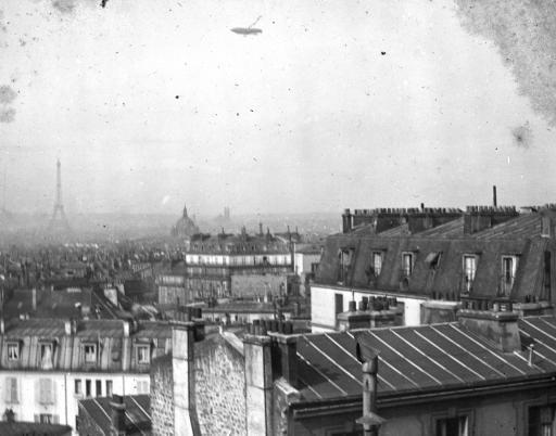 Vue des toits de Paris (la Tour Eiffel au fond).